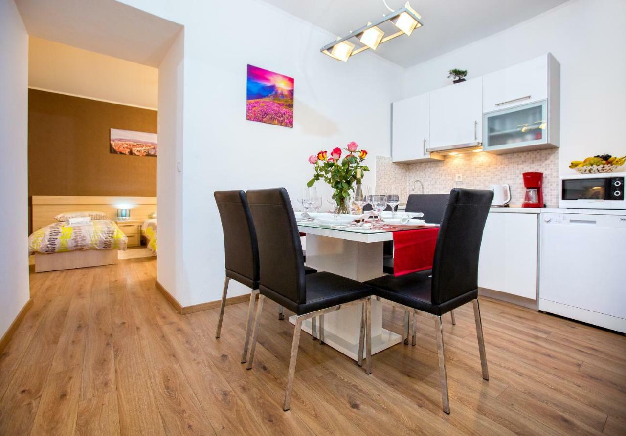 Apartments Dora สปลิท ภายนอก รูปภาพ